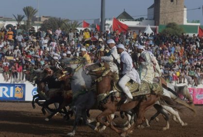 إقبال جماهيري غفير لفن التبوريدة وأنشطة الصيد بالصقور