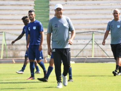 العطاوي:  أركز في تعاملي مع اللاعبين على الجانب النفسي