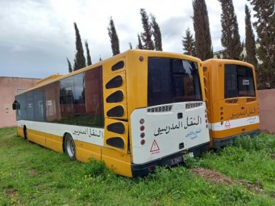 حافلتان للنقل المدرسي عاطلتان عن العمل