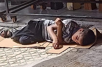 طفل مشرد معرض لاخطار متعددة